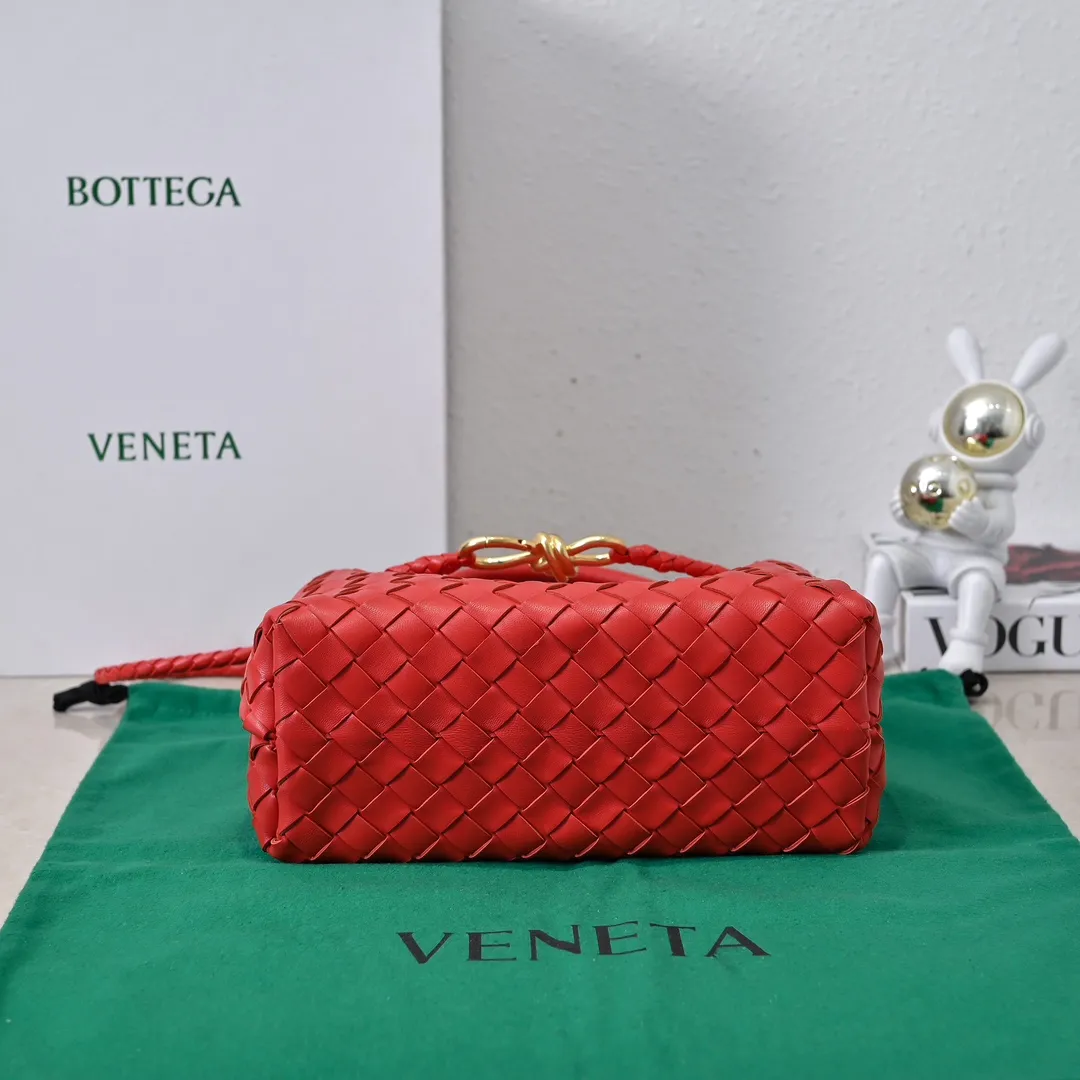 Batch 1860 B's 2023 spring and summer new model continues the brand's woven style with detailed metal knot switch buckles. This time, the shoulder straps are also made into tube weaves, showing different craftsmanship. The carrying method is versatile to create more different looks. Intrecciato woven leather small handbag, equipped with sliding crossbody strap. Internal compartments, including 1 zipper pocket and 2 open pockets with magnetic buckle closure. Size: 25*20*10cm, model: 7463#